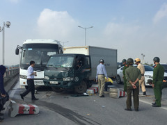 Video: 6 ô tô đâm nhau liên hoàn, nghìn người tắc cứng trên cầu Thanh Trì