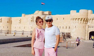 Vợ chồng Lý Hải - Minh Hà diện đồ đôi trẻ trung đi du lịch Ai Cập