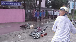 Đứt dây điện khiến 6 học sinh thương vong: Sau tiếng nổ lớn, dây diện phóng tia lửa vào nhóm học sinh vừa đi ra