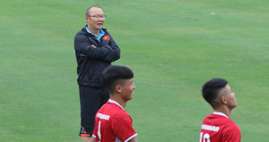 Tuyển Việt Nam tập huấn ở Hàn Quốc: HLV Lê Thuỵ Hải 'đá xoáy', thầy Park không bận tâm