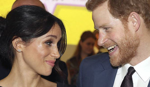 Máy bay chở vợ chồng Hoàng tử Anh bị sét đánh trúng