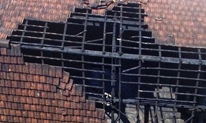 Bé 5 tuổi nhanh trí cứu em khỏi đám cháy