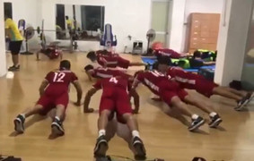 Tuyển Việt Nam thi chống đẩy: Hùng Dũng, Đức Huy xứng danh 'người không phổi'