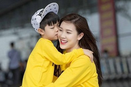 Hoa hậu Phí Thùy Linh đưa con trai sang Hàn Quốc đón sinh nhật