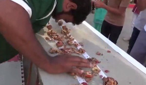 Video: Dùng đầu đập vỡ 243 hạt óc chó trong 1 phút