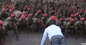 Video: Binh sỹ biểu tình đòi tăng lương, Thủ tướng Ethiopia xoa dịu bằng cách có một không hai