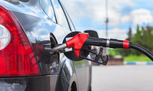 Chuyện gì xảy ra nếu nổ máy ô tô lúc đang đổ xăng