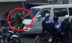Clip: Xe khách vi phạm ủi cảnh sát hàng trăm mét trên phố Đà Lạt