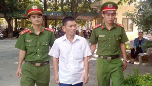 Khách quên rút chìa khóa, nhân viên trông xe mở cốp trộm 93 triệu đồng