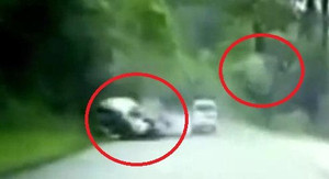 Clip: Đá tảng văng trúng, băm nát đầu ô tô đang chạy