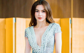 Hồ Ngọc Hà diện váy ngắn, khoe vóc dáng gợi cảm