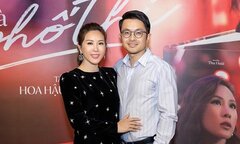 Bạn trai kém tuổi tình tứ ôm hôn Hoa hậu Thu Hoài