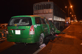 Taxi tông xe tải đang đậu trên cầu Cần Thơ, 3 người thiệt mạng