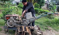 Anh nông dân người Tày chế máy bừa điều khiển từ xa