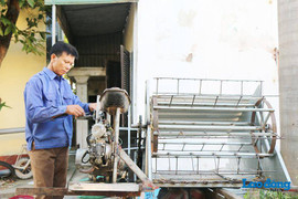 Cán bộ Thuế chế máy gặt lúa