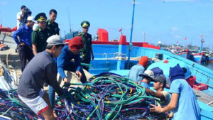 Bắt giữ tàu cá dùng súng điện khai thác hải sản trái phép trên biển Quảng Ngãi