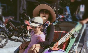 Sau một thời gian chữa bệnh, Mai Phương rạng rỡ đưa con gái đi thăm quê nội