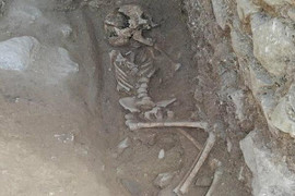 Lo sợ người chết 'đội mồ sống dậy' và nghi lễ kỳ dị 'chôn cất ma cà rồng'