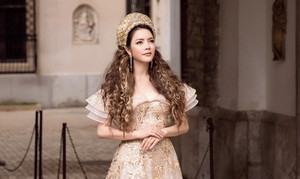 Lý Nhã Kỳ hờ hững vai trần, khoe nhan sắc kiêu sa với váy áo lộng lẫy