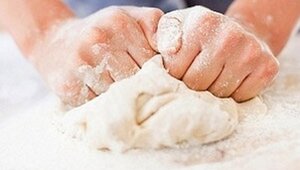 Clip: Nữ sinh Mỹ lấy tro cốt của bà làm bánh rồi mời bạn ăn