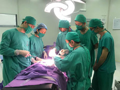 Lần đầu tiên dùng khí cụ làm giãn 20 cm xương hàm cho bé trai bị biến dạng sọ mặt