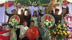 Clip: Nhóm bạn thân 'lầy lội' tặng cô dâu chú rể quà cưới thời bao cấp gây bão mạng