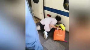 Mẹ mải mê dùng điện thoại, con gái rơi xuống gầm tàu cao tốc