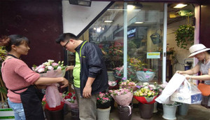 Tiền triệu một bó hoa hồng nhập ngoại vẫn hút cánh mày râu ngày 20/10