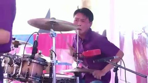 Clip: Biểu cảm 'khó đỡ' của tay trống trong đám cưới khiến dân mạng phì cười