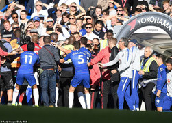 Căng thẳng trận Chelsea vs MU: Đối thủ nhận sai, Mourinho không để bụng