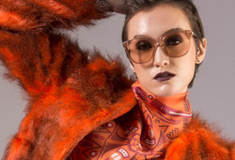 Họa tiết truyền thống chim Lạc được sử dụng trên khăn lụa cao cấp