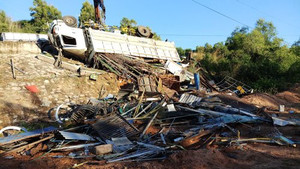 Xe tải lao xuống vực lật nghiêng, tài xế nguy kịch