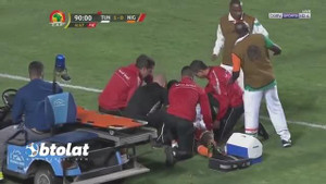 Cầu thủ đột quỵ giữa trận đấu được bác sĩ cứu sống ngay trên sân