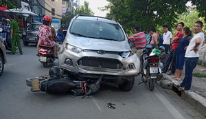 Ô tô tông liên hoàn 4 xe máy trên phố Hà Nội, 6 người nhập viện