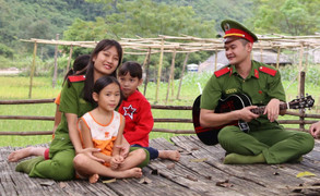 Ảnh: Học viên Cảnh sát mở lớp dạy đàn, cắt tóc miễn phí cho trẻ em nghèo Hoà Bình