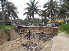 Bãi biển Đà Nẵng sạt lở, ăn sâu vào vỉa hè sau trận mưa lớn