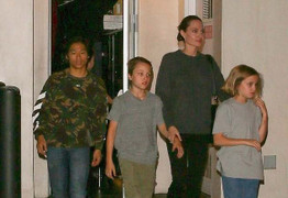 Pax Thiên ngày càng chững chạc, ra dáng đàn anh bên các em