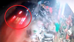 Clip: Ô tô điên lao lên vỉa hè hất tung nhiều người, cày nát hàng loạt xe máy