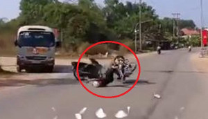 Clip: 'Ma men' đánh võng xe máy như rang lạc và cái kết rùng mình