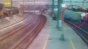 Clip: Khoảnh khắc tàu hỏa Đài Loan trật bánh thảm khốc qua camera an ninh