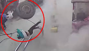 Clip: Lốp xe tải nổ tung khi đang bơm, hất bay phụ nữ bế con nhỏ