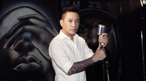 Sau sự cố hủy show, Tuấn Hưng tổ chức liveshow miễn phí tại phố đi bộ