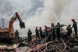 Xưởng gỗ dăm ở Bình Định cháy qua đêm vẫn chưa được dập tắt