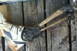 Bí ẩn 14 bàn chân mang giày thể thao trôi dạt vào bờ biển hơn 10 năm qua