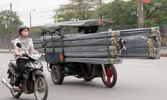 Clip: Xe chở hàng cồng kềnh lê 'máy chém' dọa chết người đi đường ở Hà Nội