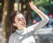 Nữ sinh từng tặng hoa Thủ tướng Canada đẹp mê hồn trong tà áo dài trắng dưới nắng thu