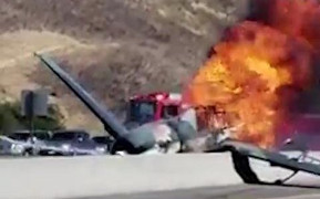 Clip: Máy bay lao đầu xuống cao tốc, bốc cháy ngùn ngụt