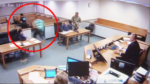 Clip: Bị cáo đào tẩu khỏi phòng xử án, thẩm phán truy đuổi kịch tính như phim