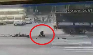 Clip: Xe tải cán nát xe máy, tài xế Grabbike thoát chết ngoạn mục như phim