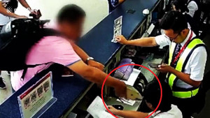 Clip: Cầm iPhone tát nhân viên sân bay, khách nam lĩnh trái đắng